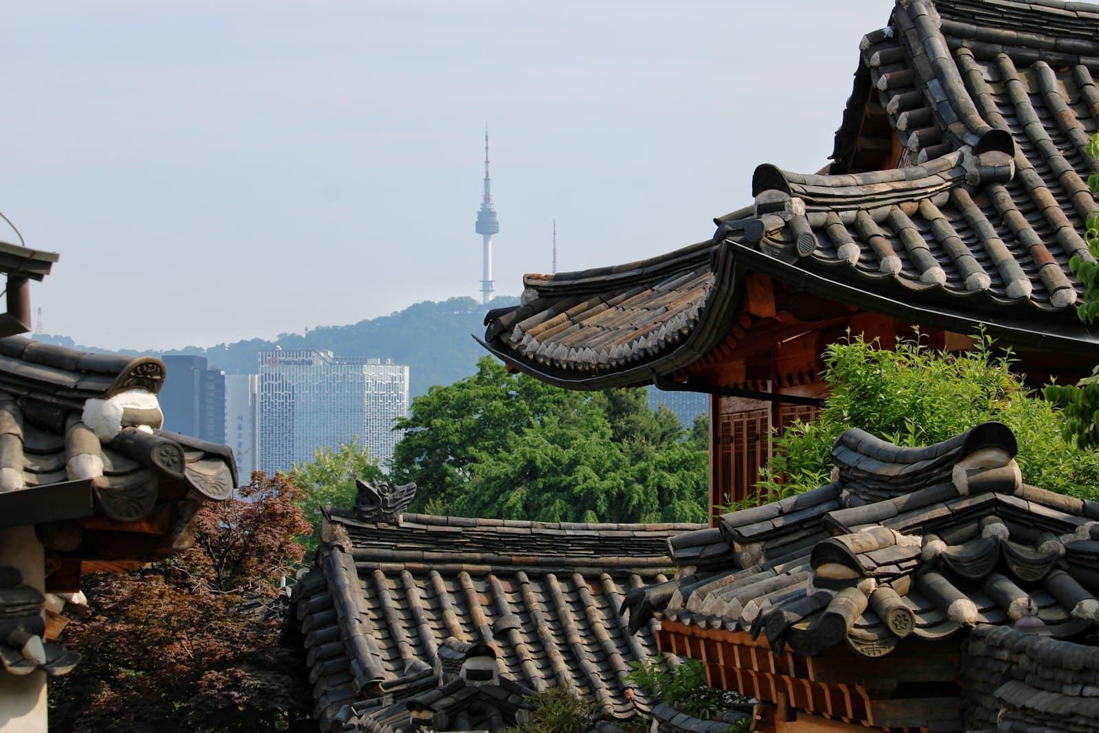 Mái ngói hanok làng Bukchon nhìn về tháp N Seoul Tower, Seoul