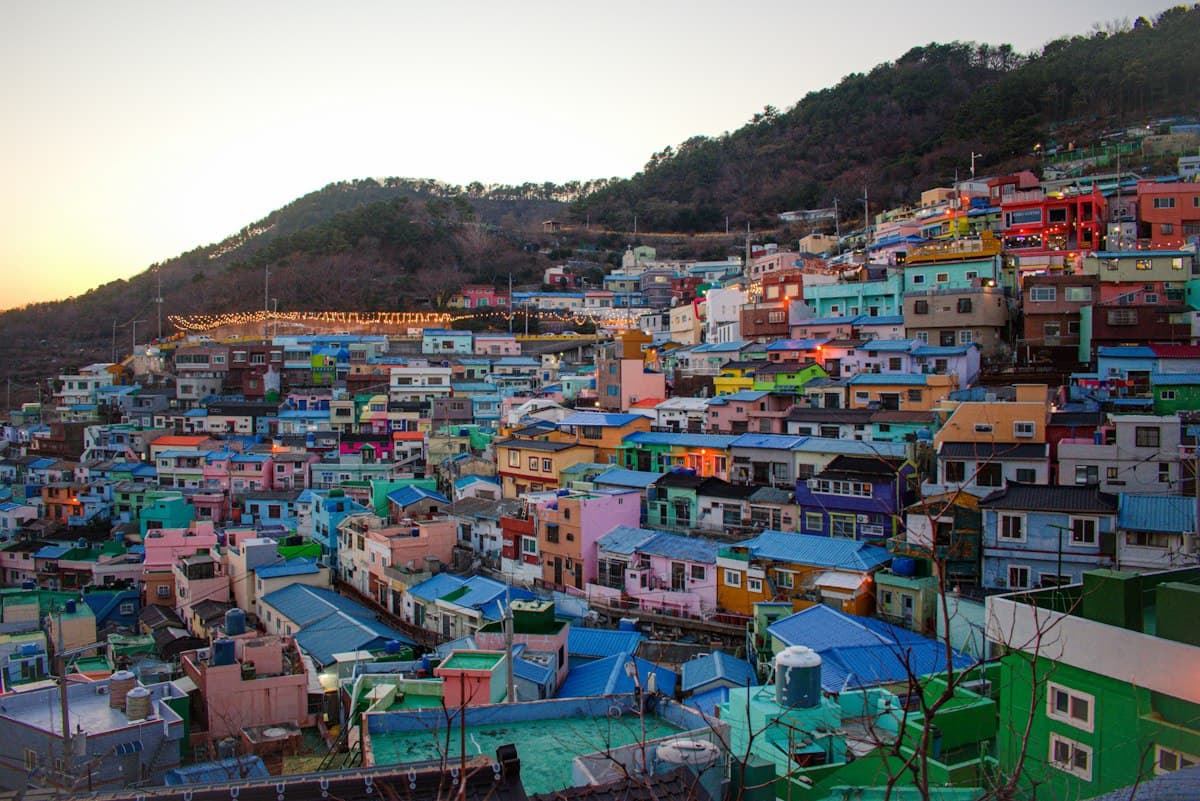 Nhà nhiều màu trên sườn đồi ở làng văn hóa Gamcheon, Busan