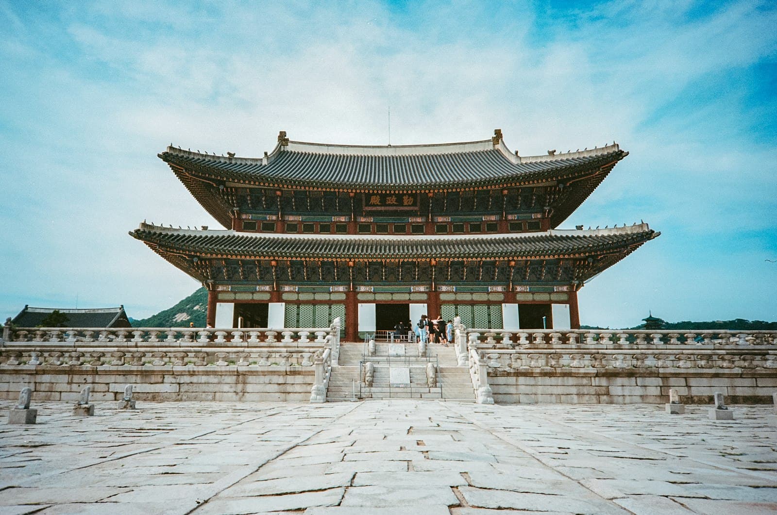 Điện Geunjeongjeon trong cung Gyeongbokgung, Seoul, dưới trời xanh
