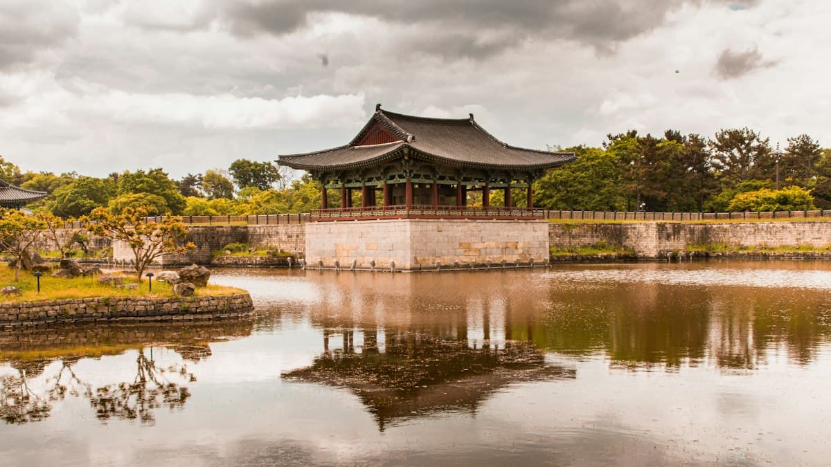 Đình gỗ cổ soi bóng xuống mặt hồ ở Gyeongju, Hàn Quốc
