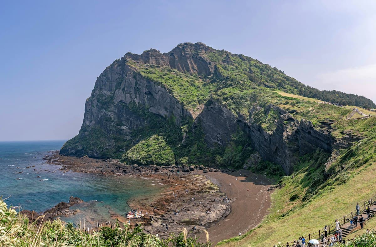 Núi lửa Seongsan Ilchulbong xanh mướt bên bờ biển đảo Jeju