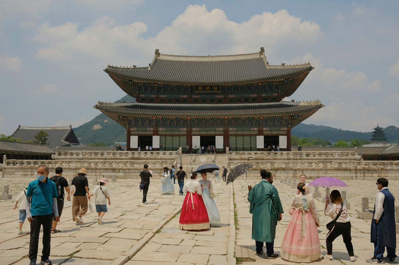 Du khách mặc hanbok trước cung Gyeongbokgung, Seoul