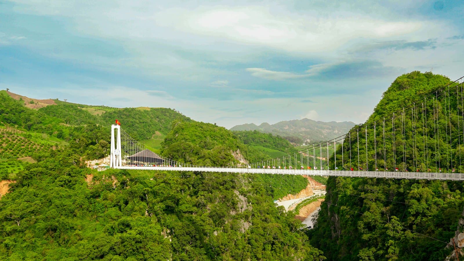 Cầu kính Bạch Long vắt qua hẻm núi xanh ở Mộc Châu
