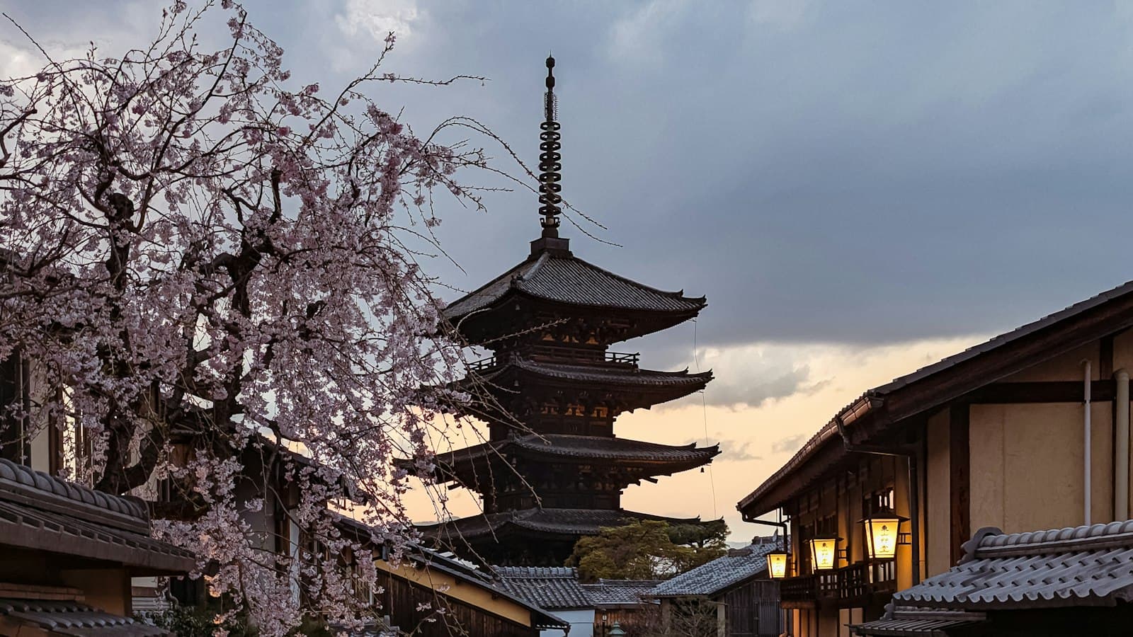 Tháp Yasaka giữa phố cổ và hoa anh đào ở Kyoto lúc chiều tối