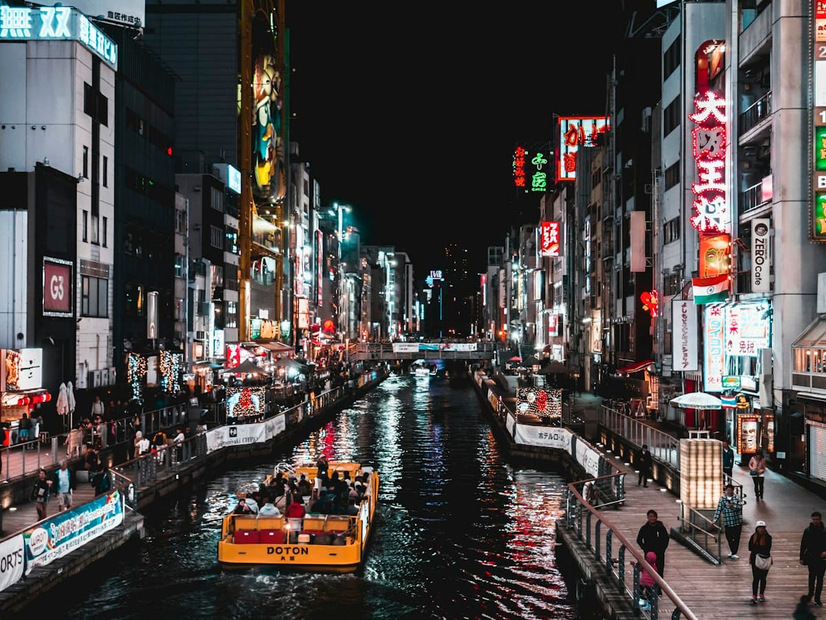 Kênh Dōtonbori ở Osaka về đêm với biển quảng cáo đèn neon