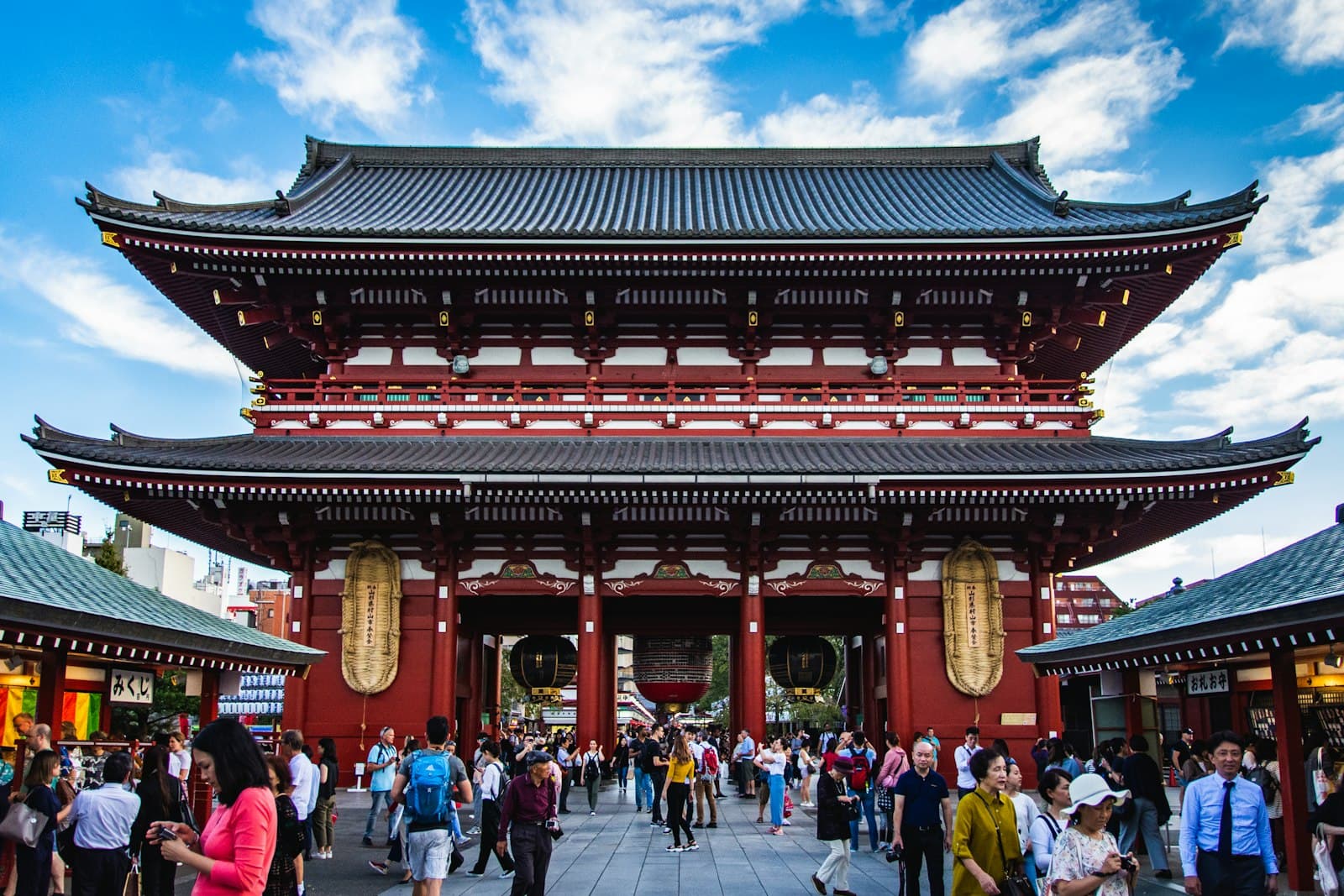 Cổng Hōzōmon của chùa Sensō-ji ở Asakusa, Tokyo, đông du khách