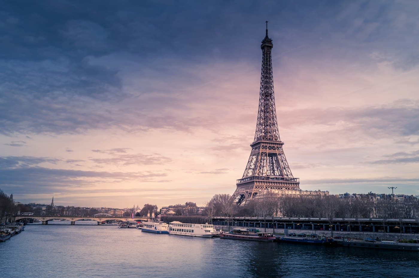 Tháp Eiffel bên sông Seine lúc chiều tối, Paris