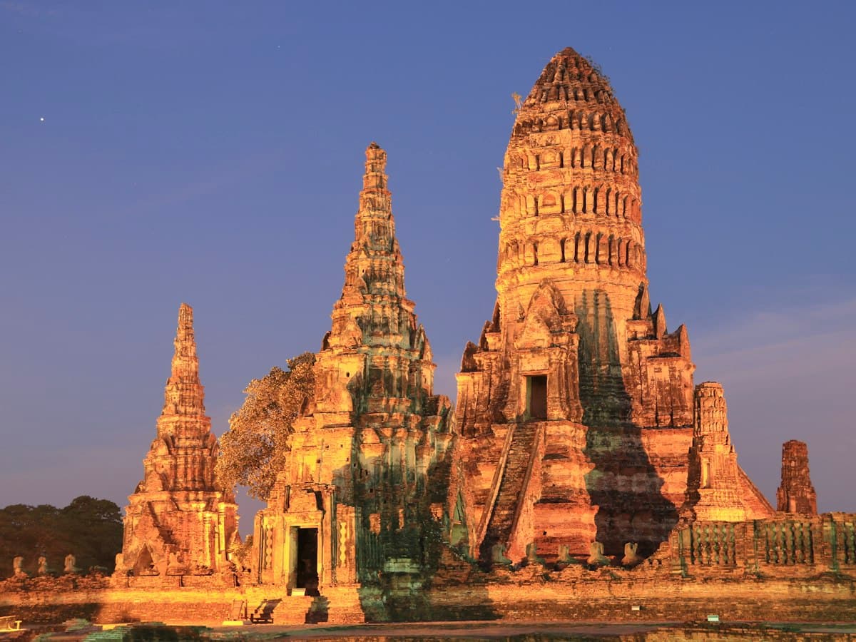 Tháp prang chùa Wat Chaiwatthanaram ở cố đô Ayutthaya lúc hoàng hôn