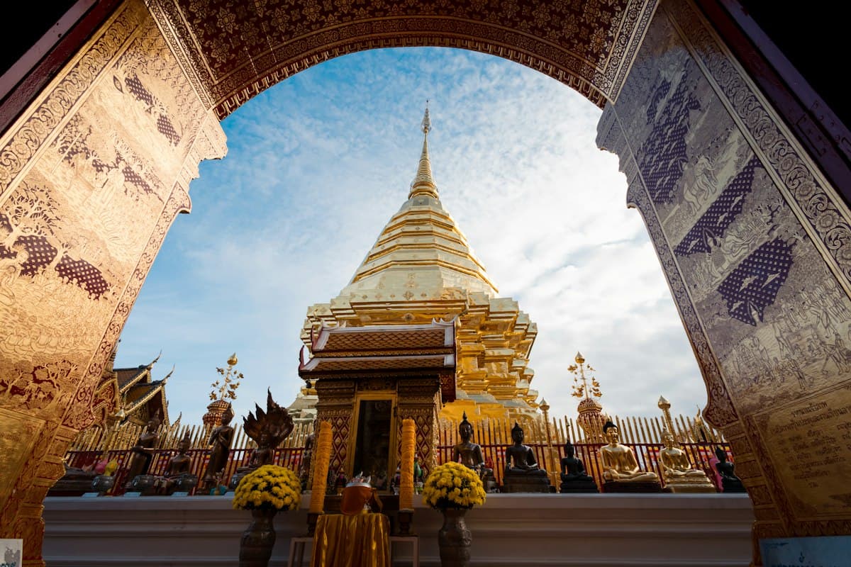Bảo tháp vàng chùa Wat Phra That Doi Suthep nhìn qua cổng chùa, Chiang Mai
