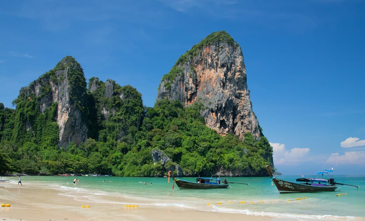 Thuyền đuôi dài trên bãi Railay dưới vách núi đá vôi, Krabi