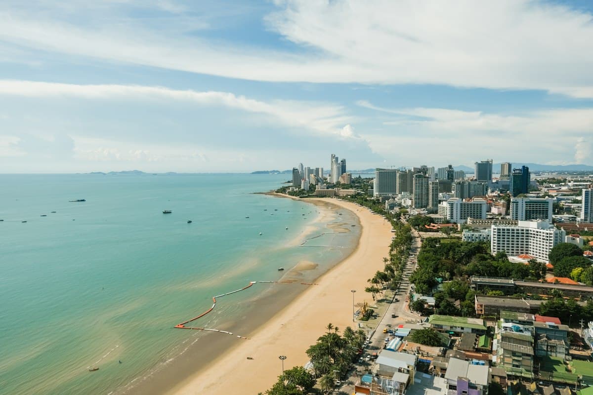 Bãi biển và thành phố Pattaya nhìn từ trên cao