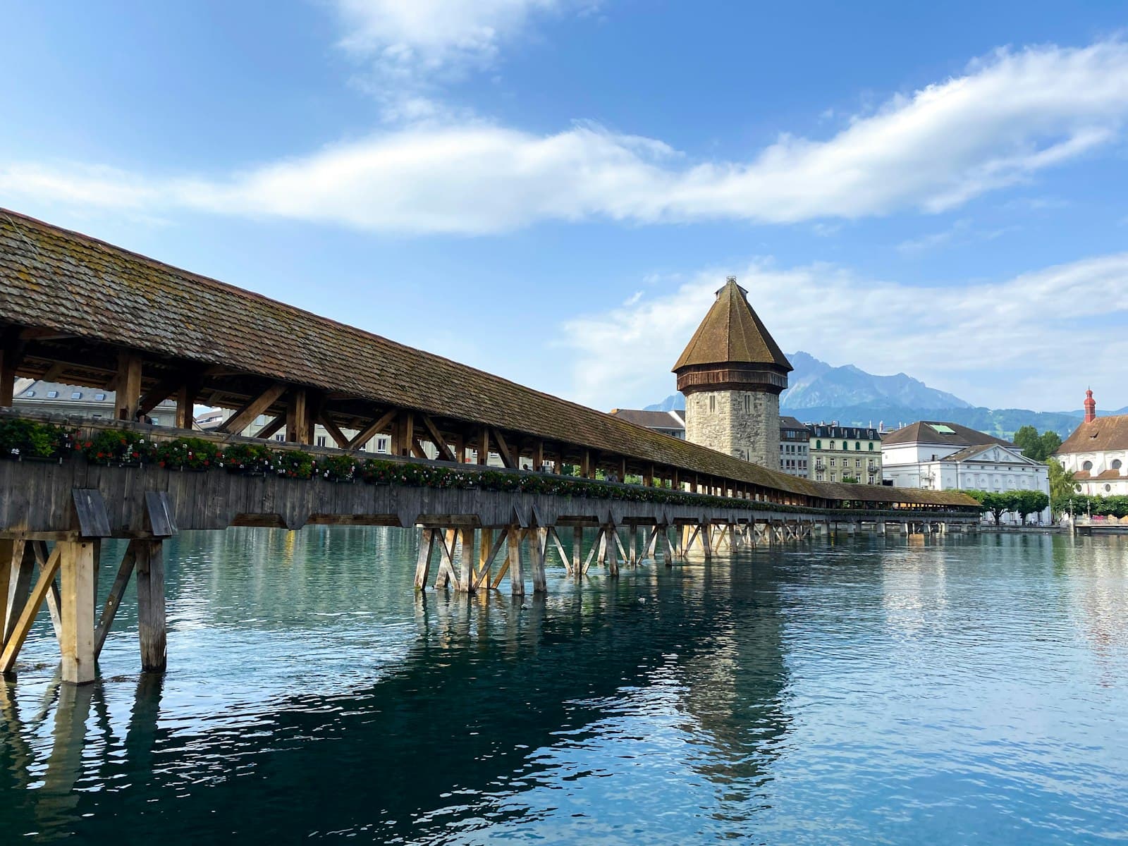 Cầu gỗ Chapel và tháp nước bắc qua sông Reuss, Lucerne