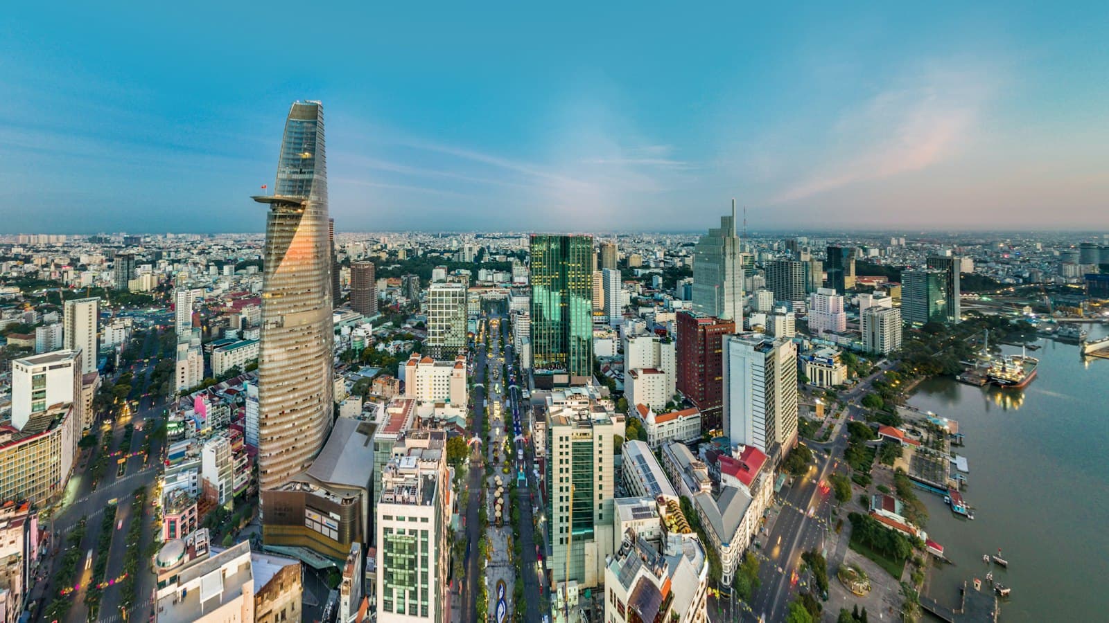 Trung tâm TP. Hồ Chí Minh bên sông Sài Gòn nhìn từ trên cao