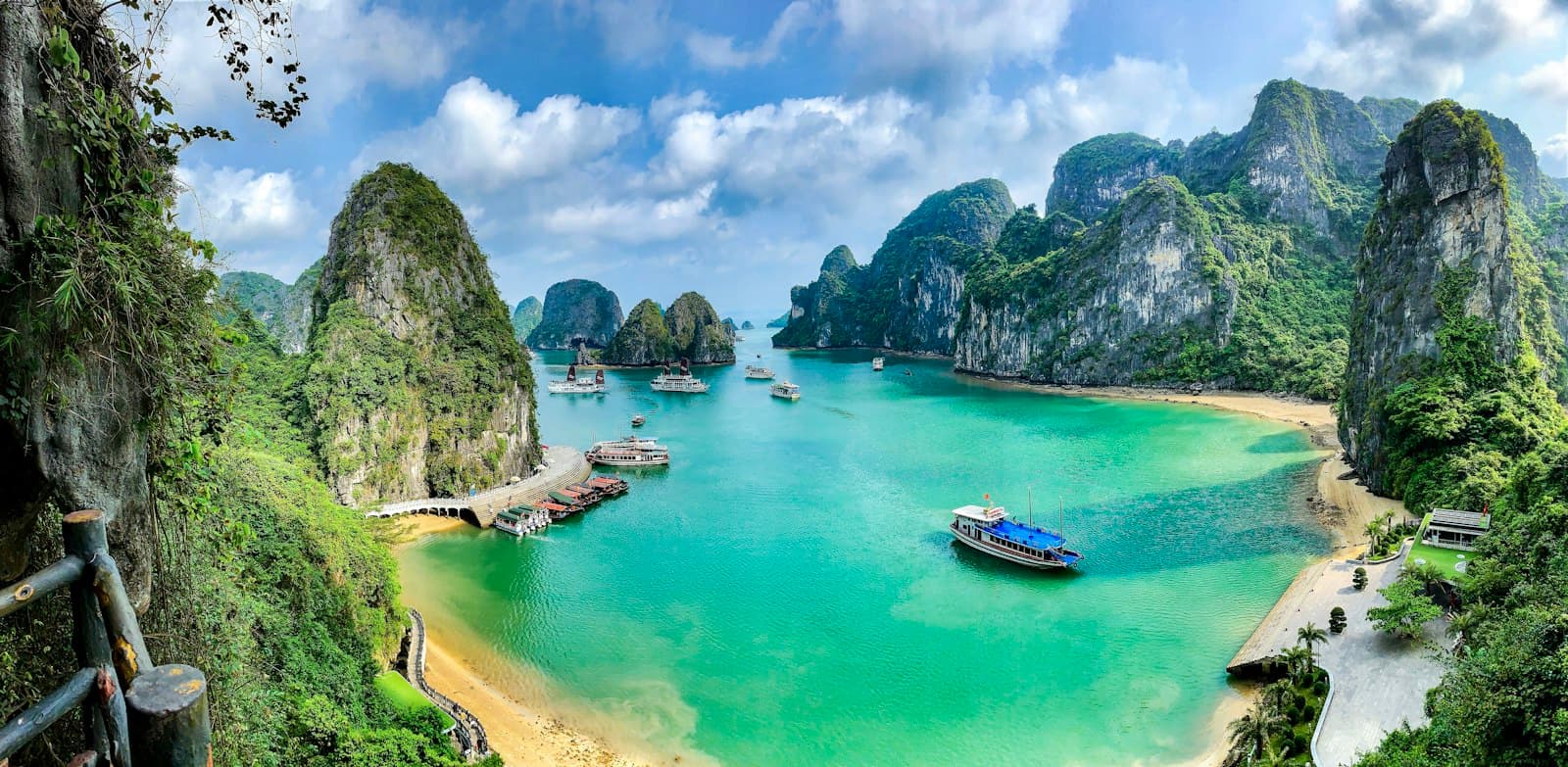 Thuyền trên làn nước xanh giữa các đảo đá vôi vịnh Hạ Long