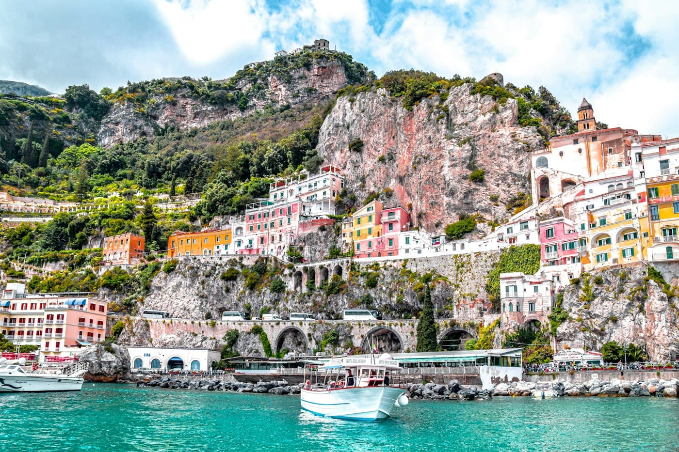 Nhà nhiều màu trên vách đá bên biển Amalfi, Ý